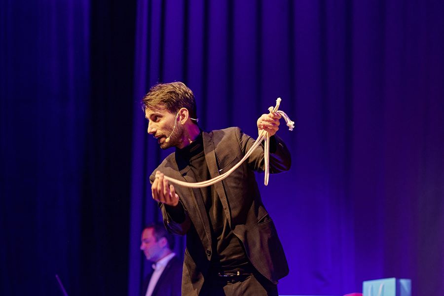 Bühnenshow: Oliver Henke auf einer stimmungsvoll beleuchteten Bühne