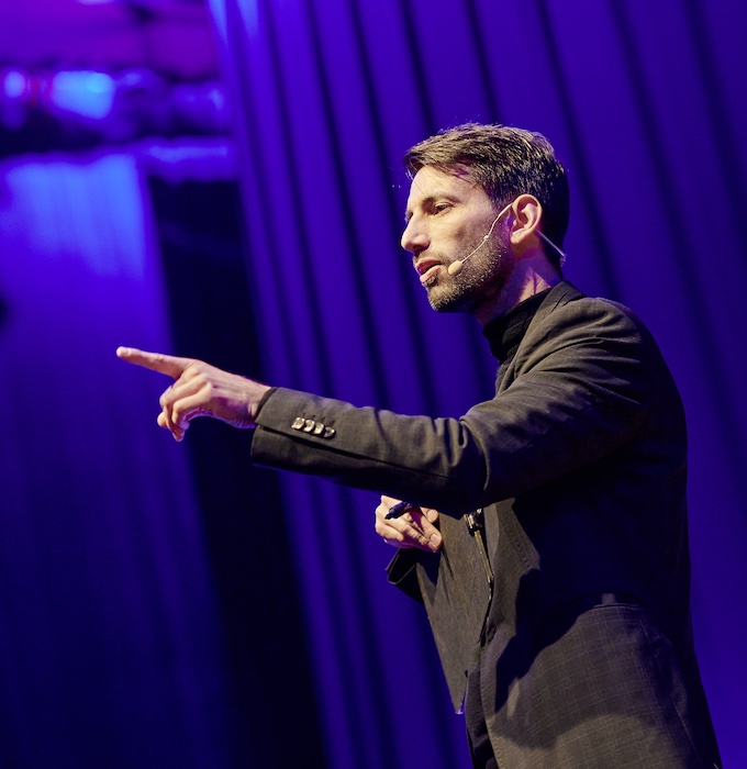 Zauberer Oliver Henke bei einer Zaubershow in Köln